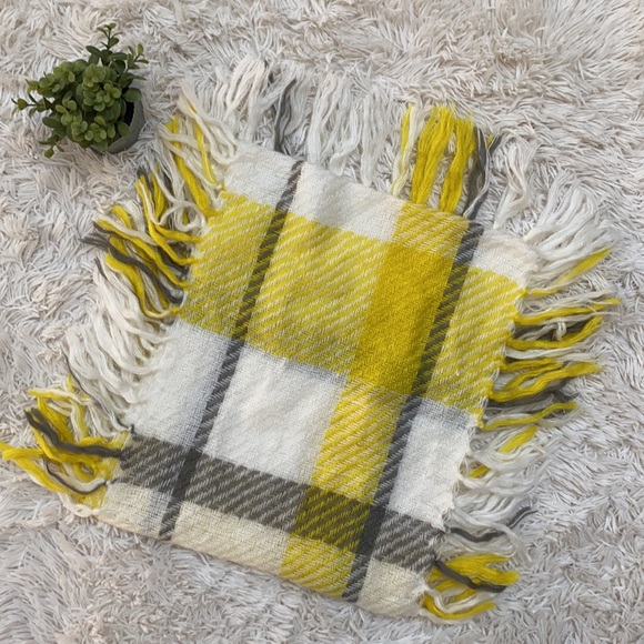 🎉HP👍🏼 Loft Fringe Knit Scarf 💗 Ivory Gray Yellow Plaid - Picture 4 of 9